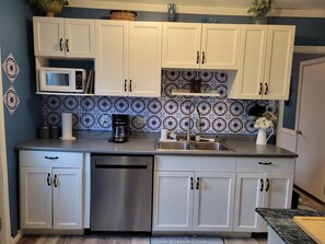 Microwave, oven, stovetop, dishwasher - Cozy beach cottage with fire pit and suitable for a family or romantic getaway! (Winnipeg Beach)