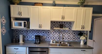 Cozy beach cottage with fire pit and suitable for a family or romantic getaway!