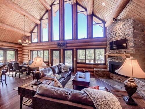 Discounts! Epic Views, Spectacular Custom Log Cabin w/Hot Tub, Fireplace - Moose Tracks Cabin