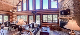 Discounts! Epic Views, Spectacular Custom Log Cabin w/Hot Tub, Fireplace - Moose Tracks Cabin