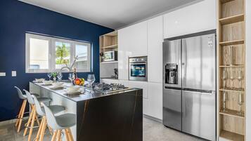 Refrigerador, microondas, horno y parrilla de estufa