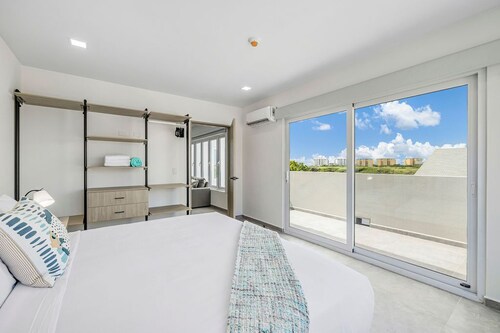 NEW 6 Bedroom Villa 2min Eagle Beach & Palm Beach