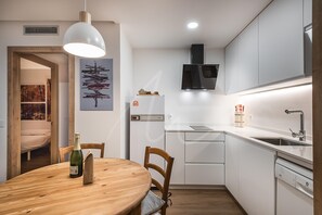 Fridge, microwave, dishwasher, coffee/tea maker