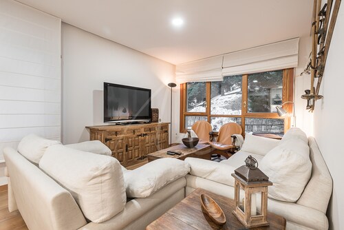 Bonaigua 007 by SeaMount Rentals