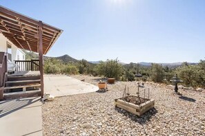 Terrace/patio - New !!! Peaceful Mountain View Resort (Tehachapi)