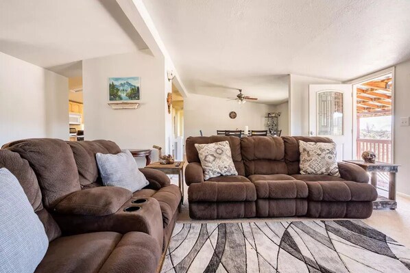 Smart TV, fireplace, DVD player - New !!! Peaceful Mountain View Resort (Tehachapi)