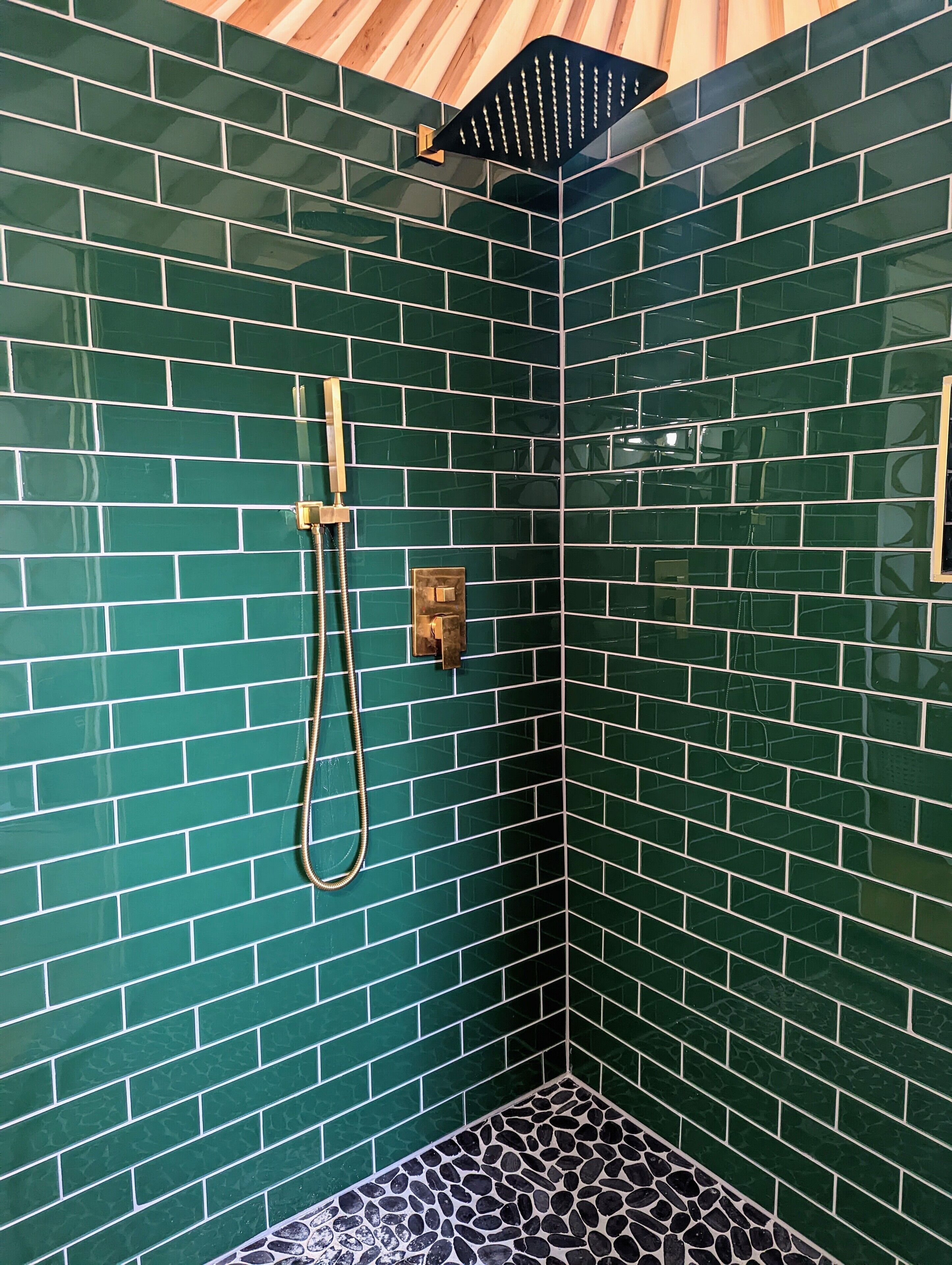 Ducha, toallas, jabón, shampoo