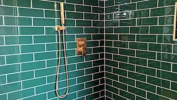 Ducha, toallas, jabón, shampoo