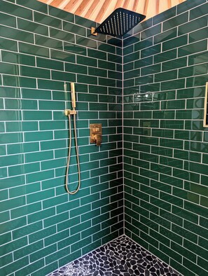 Shower, towels, soap, shampoo - The Hive - Yurt on Hobby Farm (Sweetwater)