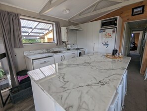 冷蔵庫、電子レンジ、オーブン、コンロ