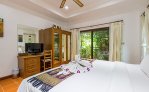 4 makuuhuonetta, tallelokero huoneessa, työpöytä, silitysrauta/-lauta