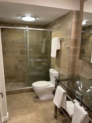 Doccia, asciugacapelli, asciugamani, sapone