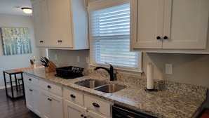 Coffee/tea maker, fridge, microwave, oven - The Whitehouse (Madison)