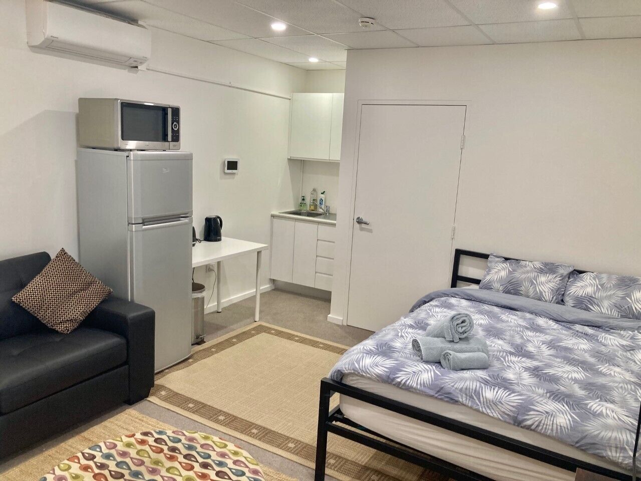 Iron/ironing board, free WiFi, bed sheets