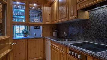 KĂŒhlschrank, Ofen, Herdplatte, GeschirrspĂŒler