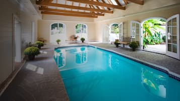 Een binnenzwembad, een verwarmd zwembad