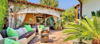 Celebrity Estate Next to the Strip! Huge Indoor Heated Pool,Spa,Tropical,Arcade,