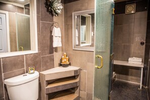 Bañera con ducha, secador de pelo, toallas, jabón
