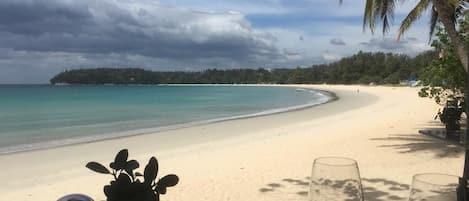 Beach nearby, sun-loungers, beach towels