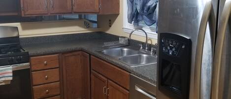 Een koelkast, een microgolfoven, een oven, een kookplaat