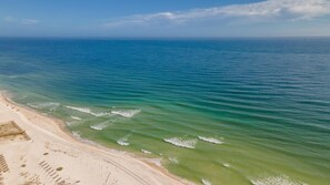 Aurinkotuoleja, rantapyyhkeitä