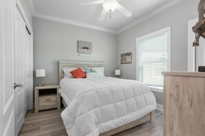 3 chambres, fer et planche à repasser, lit de bébé portatif