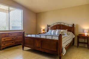 3 bedrooms, desk, iron/ironing board, free WiFi - Mountain View Beauty with Pool (Tucson)