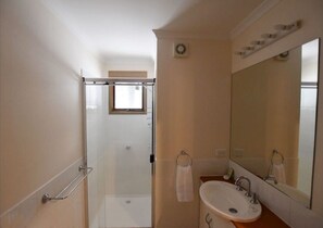 Combined shower/tub, hair dryer, towels, soap - Ringer- High Country Apartment (Dinner Plain)