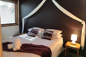 2 chambres, lit parapluie, draps fournis