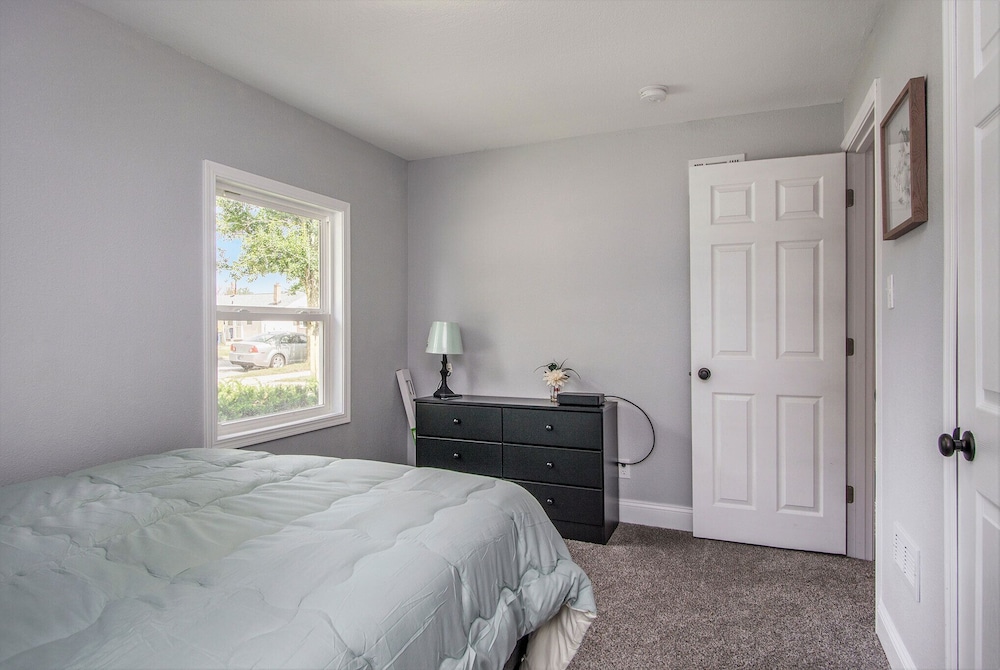 3 miles to Notre Dame Mishawaka Vrbo