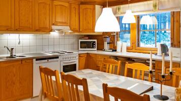 Fridge, microwave, dishwasher, cookware/dishes/utensils