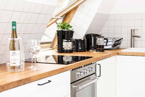 Kühlschrank, Mikrowelle, Ofen, Herdplatte