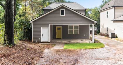 NEW! 4 BR 3.5 BA Sleeps 8 5 mins from UGA
