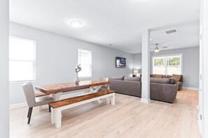 Interior - NEW! 4 BR 3.5 BA Sleeps 8 5 mins from UGA (Athens)