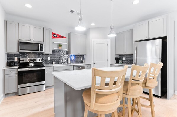 Fridge, microwave, oven, stovetop - NEW! 4 BR 3.5 BA Sleeps 8 5 mins from UGA (Athens)