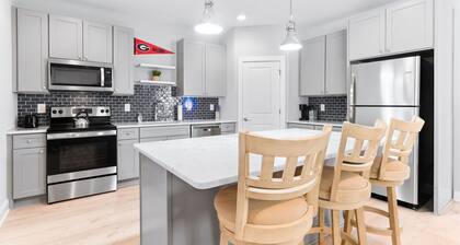 NEW! 4 BR 3.5 BA Sleeps 8 5 mins from UGA