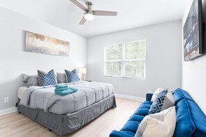 4 bedrooms, iron/ironing board, free WiFi, bed sheets - NEW! 4 BR 3.5 BA Sleeps 8 5 mins from UGA (Athens)