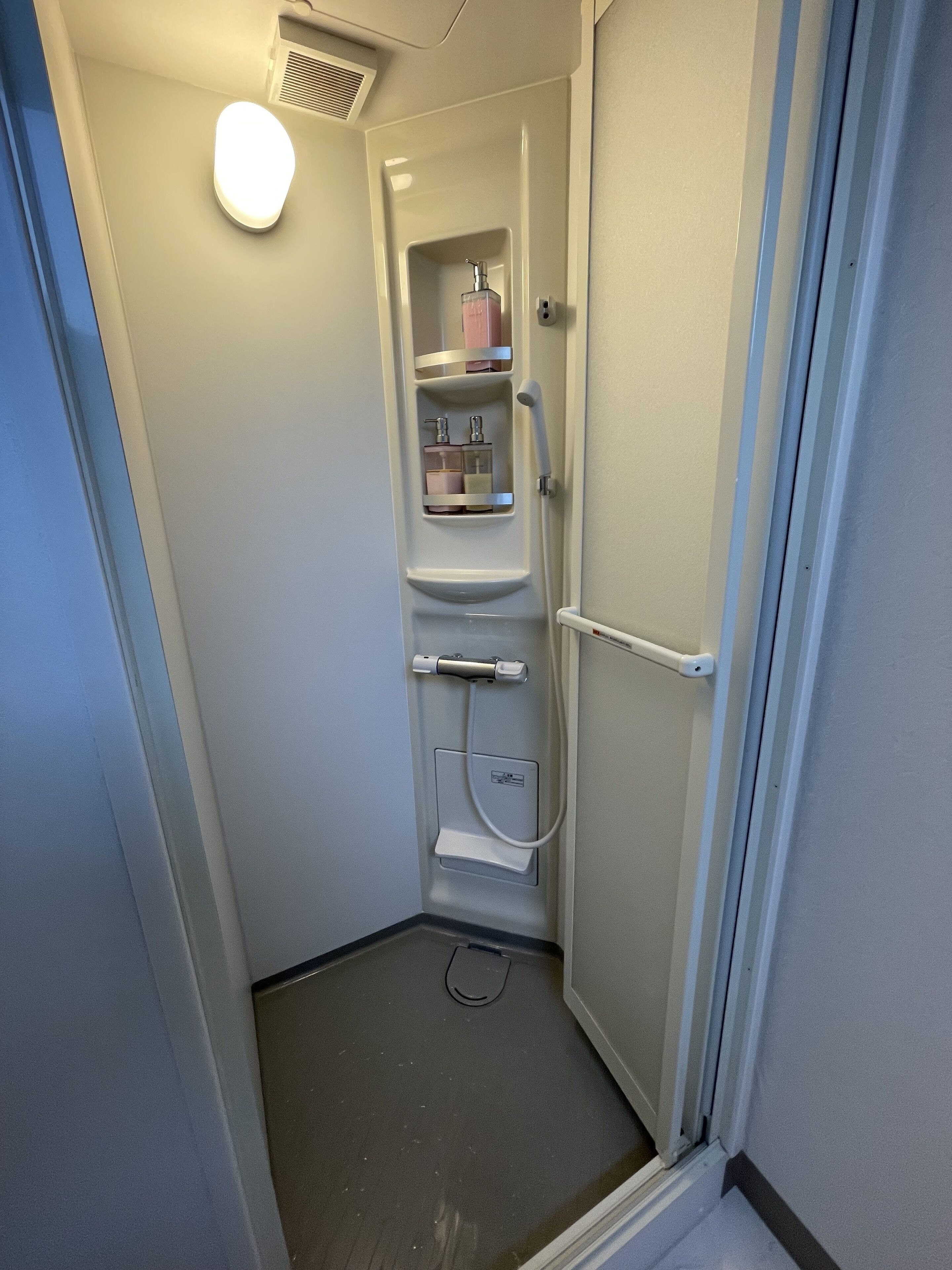 Basic Room | Bathroom