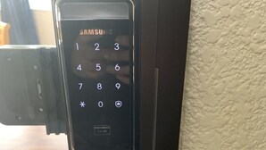 Un lector de tarjetas Samsung en una puerta, con un teclado y una ranura para tarjetas.