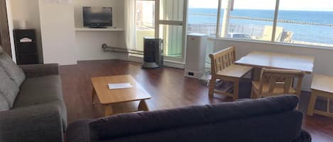 Basic Room | In-room dining