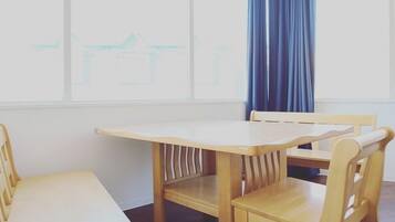 Kamar Basic | Makan di kamar