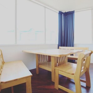 Habitación básica | Servicio de comidas en la habitación