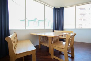 Habitación básica | Servicio de comidas en la habitación