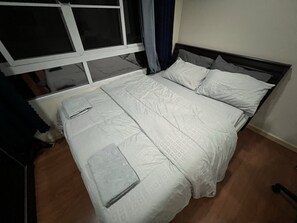 1 Schlafzimmer, Zimmersafe, Schreibtisch, Bügeleisen/Bügelbrett