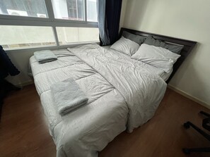 1 Schlafzimmer, Zimmersafe, Schreibtisch, Bügeleisen/Bügelbrett