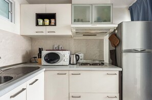 Kühlschrank, Mikrowelle, Ofen, Herdplatte