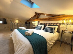 6 bedrooms, desk, iron/ironing board, travel cot