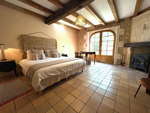 6 bedrooms, desk, iron/ironing board, travel cot