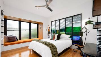 4 bedrooms, iron/ironing board, free WiFi, bed sheets