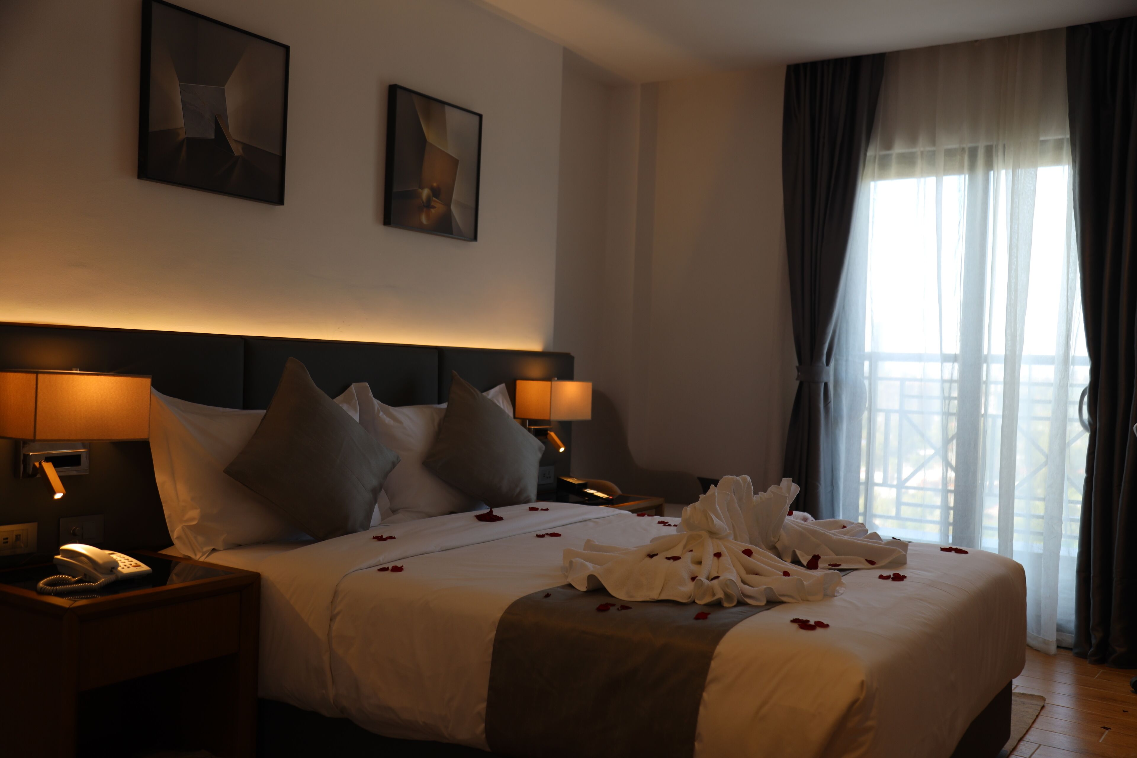 Quarto luxo | Cofres nos quartos, escrivaninha, espaço de trabalho para notebook